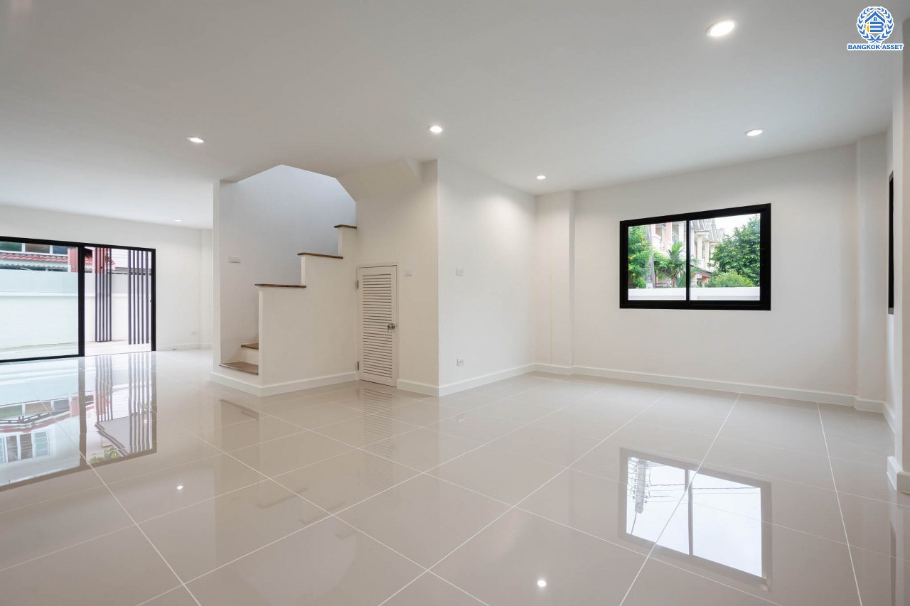 บ้านมือสองตกแต่งใหม่ ม.สัณห์ติสุข สรงประภา บ้านแฝดหลังมุม เนื้อที่ถึง 51.8 ตร.ว. ฟังก์ชัน 3 ห้องนอน 2 ห้องน้ำ 1 ห้องอเนกประสงค์ จอดรถได้ 2 คัน บนทำเลศักยภาพ เชื่อมต่อหลายเส้นทาง ใกล้ทางด่วน "ศรีรัช" และโรบินสัน ศรีสมาน